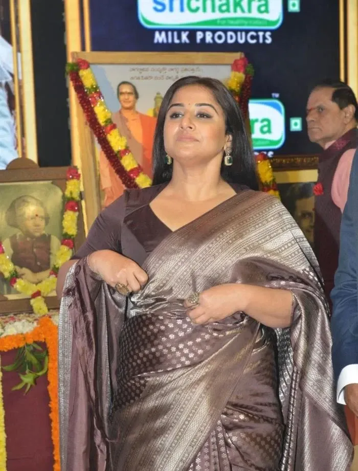 ACTRESS VIDYA BALAN IN TRADITIONAL MAROON SAREE 5